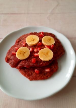 Una foto de Panqueques red velvet veganos