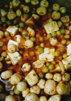 A picture of Paneer Makhana Matar Curry.