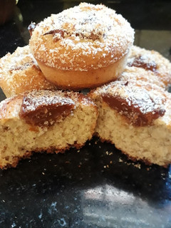 Una foto de Muffins de Banana y Coco rellenos de Dulce de Leche