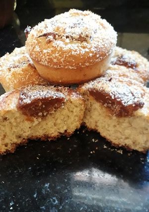 Una foto de Muffins de Banana y Coco rellenos de Dulce de Leche