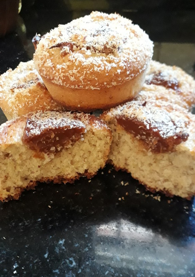 Una foto de Muffins de Banana y Coco rellenos de Dulce de Leche