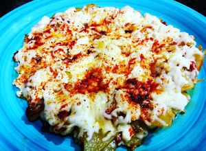 Una foto de Queso feta y mozzarella sobre patata con chorizo