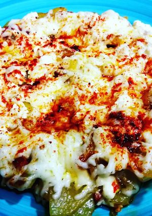 Una foto de Queso feta y mozzarella sobre patata con chorizo