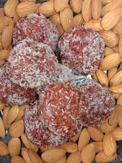 બીટ ના લાડુ (Beetroot Laddu Recipe In Gujarati) રેસીપી મુખ્ય ફોટો