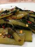 Cicoria Fritta con Olio di Oliva Extravergine, Aglio e Pepe Rosso a Scaglie Piccante