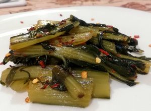 Foto di Cicoria Fritta con Olio di Oliva Extravergine, Aglio e Pepe Rosso a Scaglie Piccante