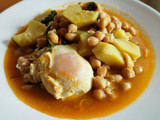 Garbanzos con espinacas, bacalao ahumado y huevo escalfado