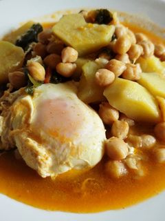 Una foto de Garbanzos con espinacas, bacalao ahumado y huevo escalfado