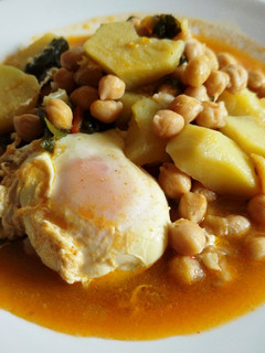 Una foto de Garbanzos con espinacas, bacalao ahumado y huevo escalfado
