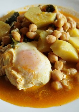 Una foto de Garbanzos con espinacas, bacalao ahumado y huevo escalfado