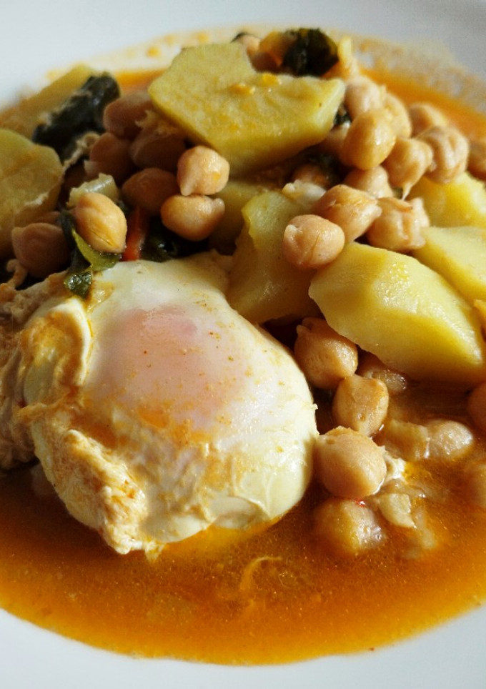 Una foto de Garbanzos con espinacas, bacalao ahumado y huevo escalfado