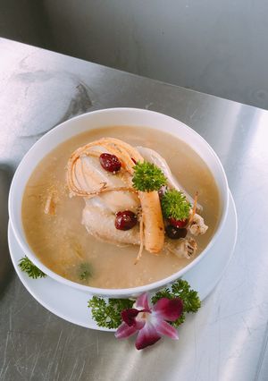 Hình của món Gà hầm sâm Hàn Quốc.