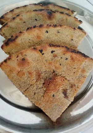 સ્ટફડ લસણીયો રોટલો (stuffed lasaniyo rotlo recipe in Gujarati) રેસીપી મુખ્ય ફોટો