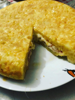 Foto principal de Tortilla de patatas rellena de jamón York y queso
