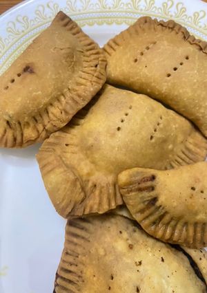 A picture of Semolina meat pie.