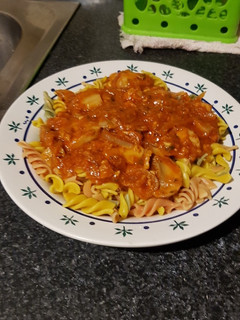 Una foto de Espirales vegetales con salsa de tomate y verduras