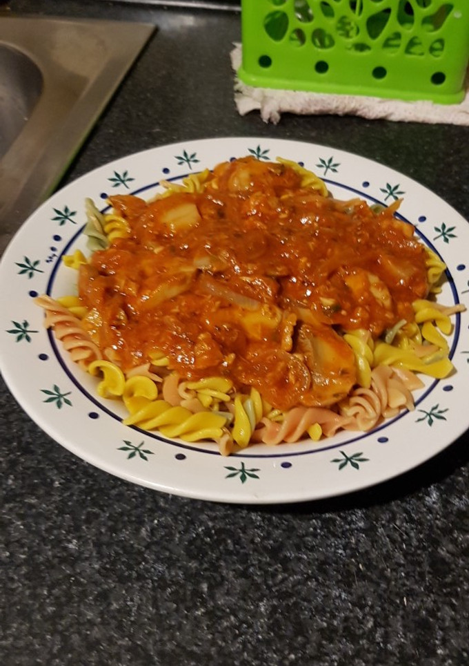 Una foto de Espirales vegetales con salsa de tomate y verduras