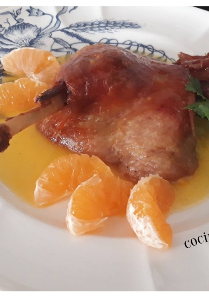 Una foto de Pato en confit con salsa de mandarina