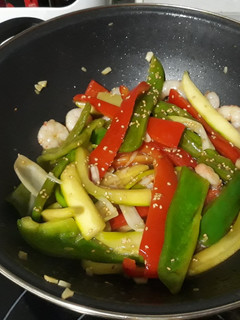 Una foto de Wok con verduras y gambas