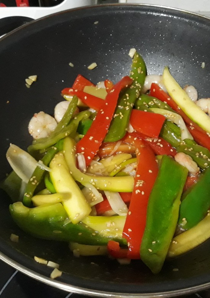 Una foto de Wok con verduras y gambas