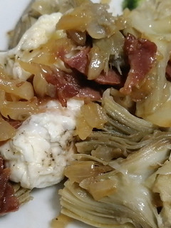 Una foto de Alcachofas con jamón y huevo poché