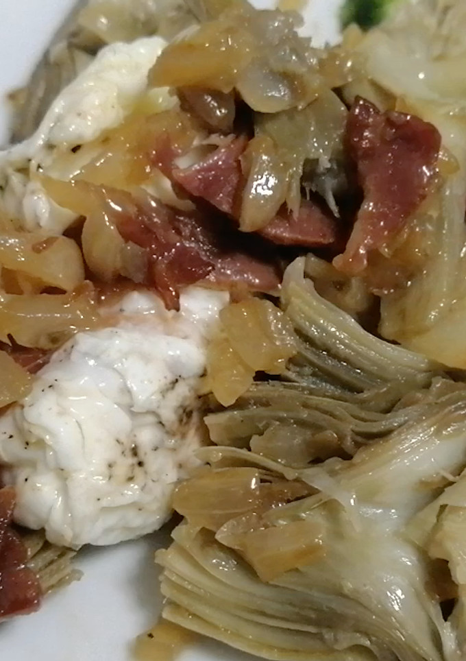 Una foto de Alcachofas con jamón y huevo poché