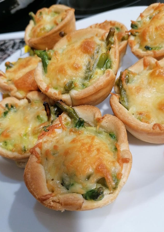 Una foto de Tartaletas de espárragos con gambas y queso