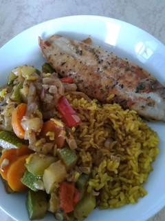 Una foto de Reineta al horno con arroz integral y verduras guisadas