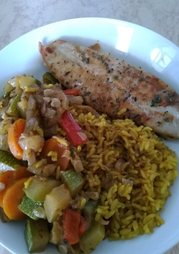 Una foto de Reineta al horno con arroz integral y verduras guisadas