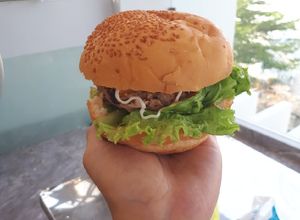 Hình của món Hamburger heo bò nhà làm.