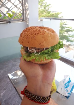 Hình của món Hamburger heo bò nhà làm.