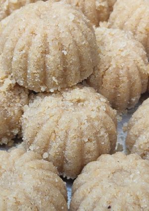 ચુરમાના લાડુ(churma na ladoo in Gujarati recipe) રેસીપી મુખ્ય ફોટો