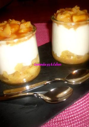 Une photo de VERRINE aux POMMES, CARAMEL BEURRE  SALE &  PHILADELPHIA