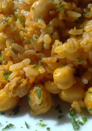Una foto de Arroz con garbanzos y atún fussioncook