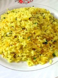 फोडणीचा भात (बचे हुऐ चावल से बनाया है) रेसिपी मुख्य फोटो