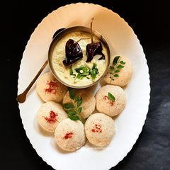 A picture of Idli & Coconut Chutney.