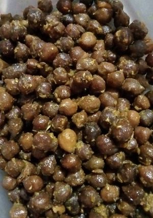 A picture of Kale chane ki chat.