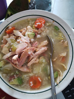 Una foto de Caldo de pollo con arroz blanco