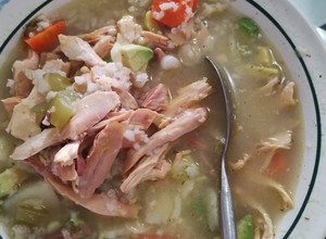 Una foto de Caldo de pollo con arroz blanco
