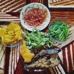 A picture of Aneka Gorengan dengan Sambal Terasi.