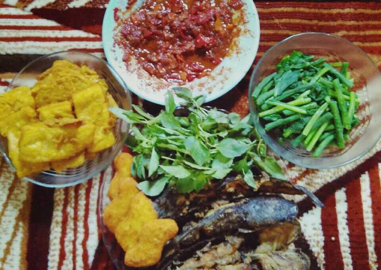 Aneka Gorengan dengan Sambal Terasi