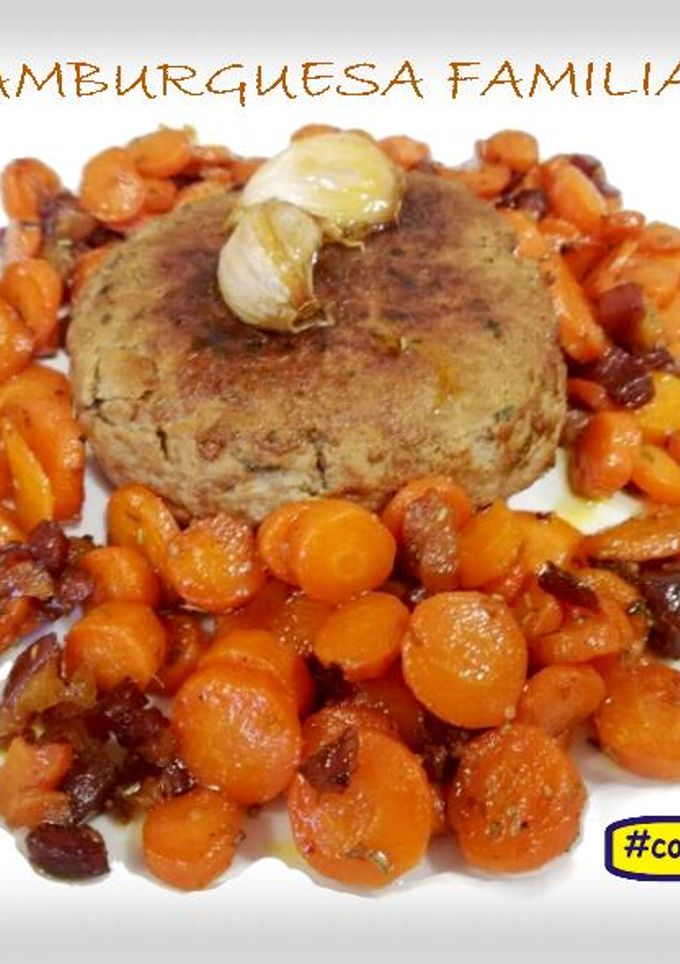 Una foto de Hamburguesa grande con zanahorias