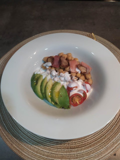 Una foto de Garbanzos salteados con panceta, cherrys, aguacate y salsa yogur