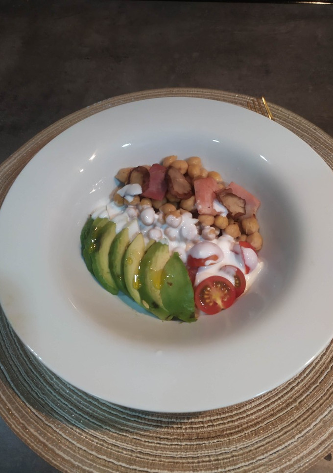 Una foto de Garbanzos salteados con panceta, cherrys, aguacate y salsa yogur