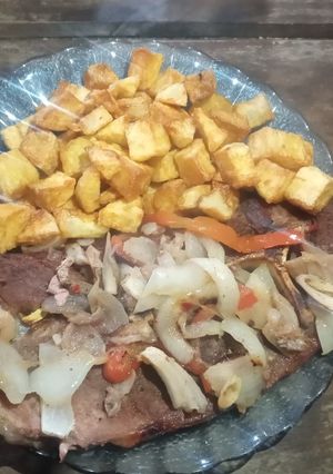 Una foto de CARNE AL HORNO CON PAPAS DORADAS