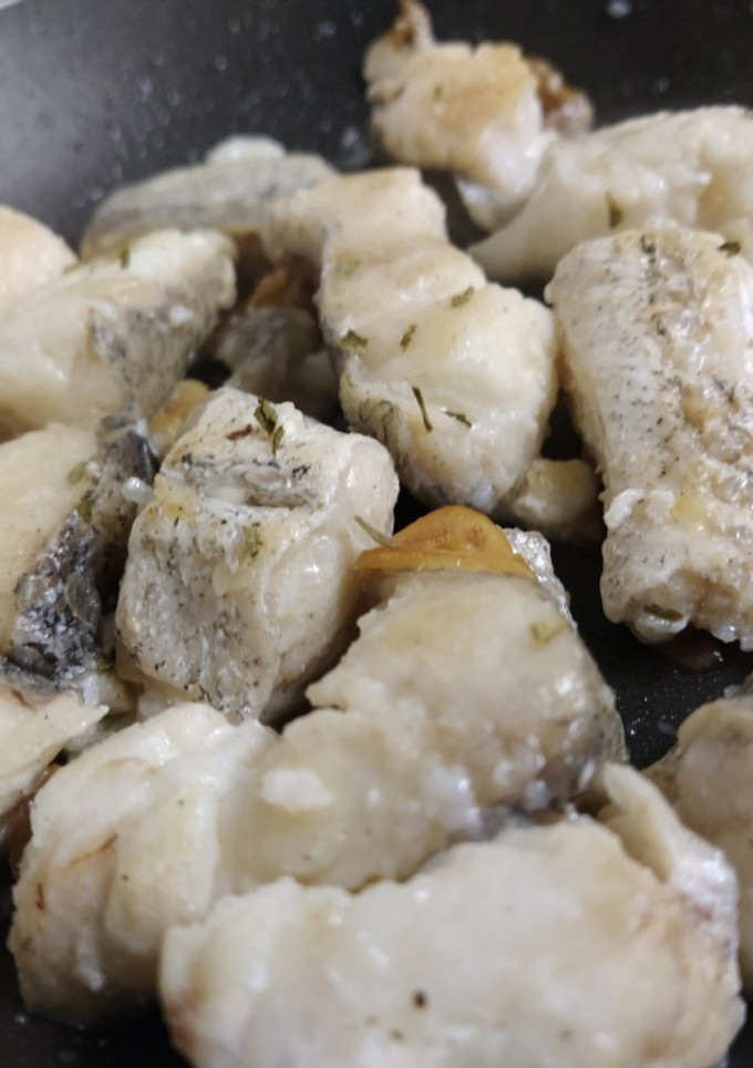 Una foto de 🐟 Merluza al ajillo