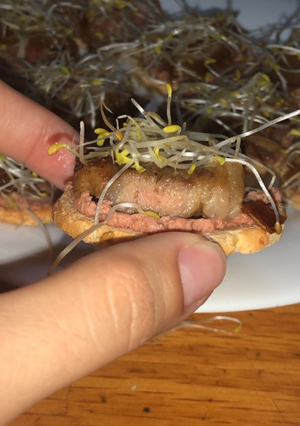 Una foto de Tatakis de presa