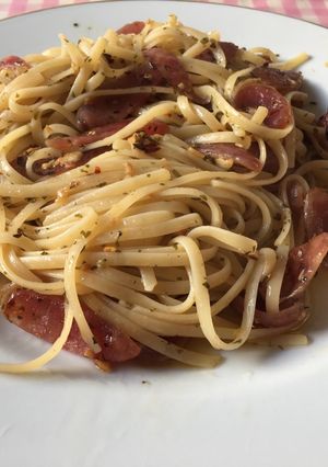 A picture of Fettucine aglio olio e peperoncino with sweet pork sausage.