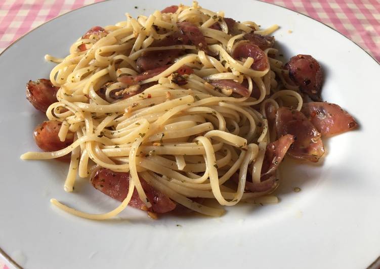 Steps to Make Speedy Fettucine aglio olio e peperoncino with sweet pork sausage