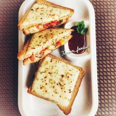 A picture of Grill pizza toast.